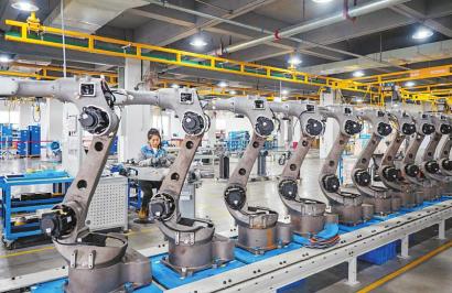 工業機器人列隊出廠 智能制造新篇章的序曲