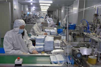 江西進(jìn)賢19家醫(yī)用口罩企業(yè)日產(chǎn)46萬只提前復(fù)產(chǎn)，全力保障防疫物資供應(yīng)